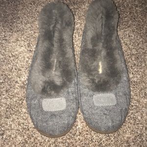 🏰UGG AUTHENTIC GRAY SLIPPERS🏰
